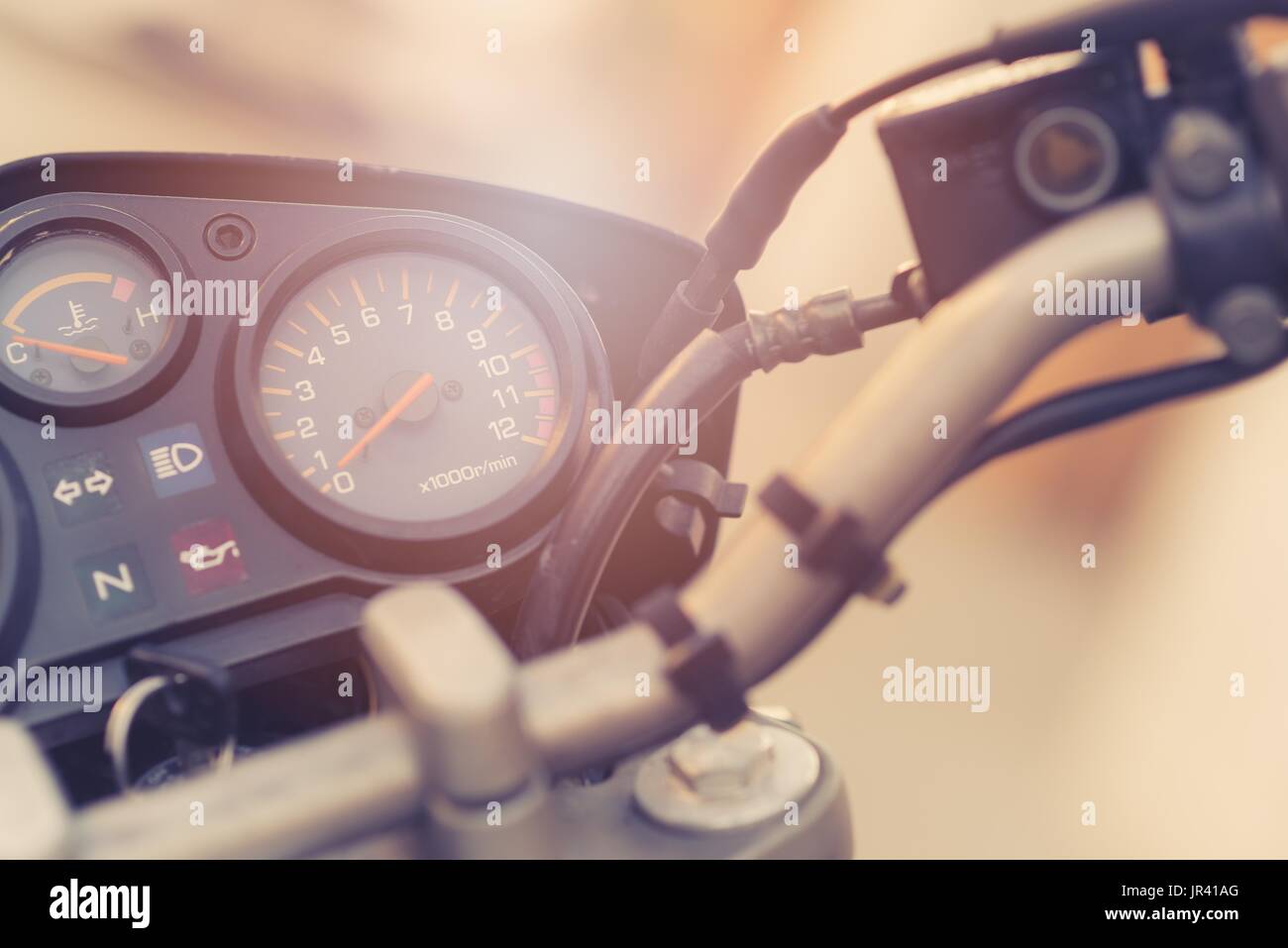 Klassische Motorrad-Control-Panel mit Tachometer und Drehzahl Zähler  Stockfotografie - Alamy