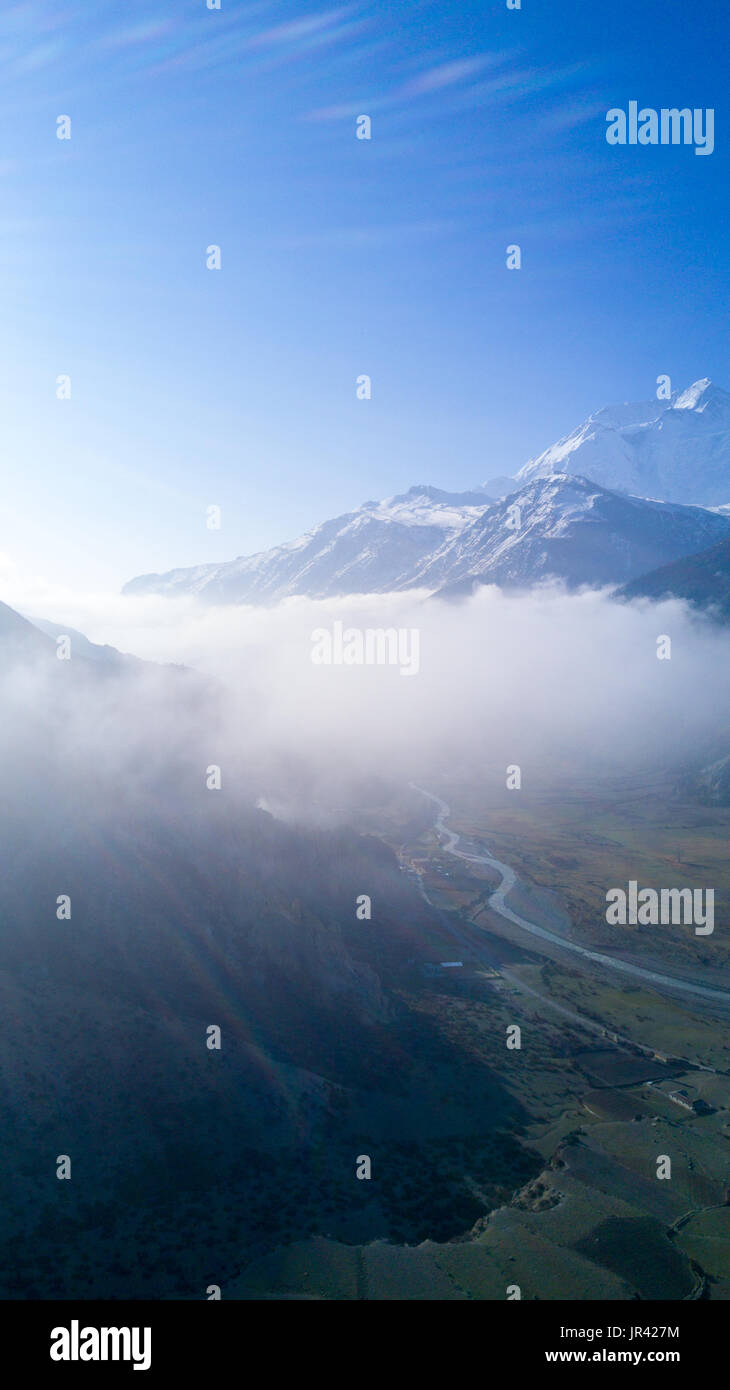 Hohe Schlüssel Luftaufnahme über niedrige Wolken in Manang-Tal mit Blick auf Annapurna Himalaya Gebirge in Nepal Stockfoto
