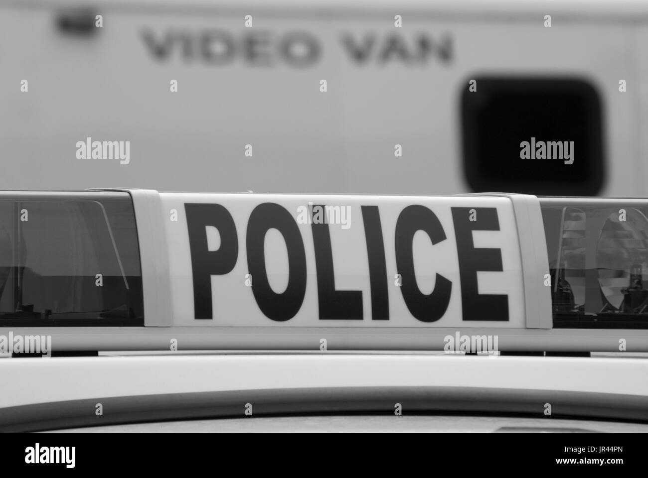 Nahaufnahme der Polizei Auto Schild mit Videogerät Fahrzeug im Hintergrund. Stockfoto