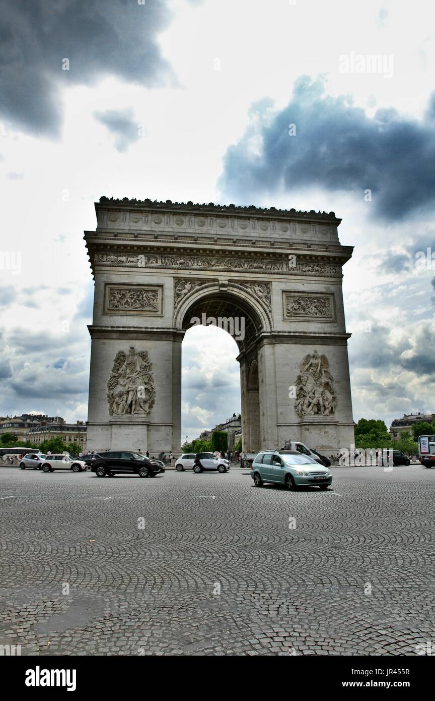 Denkmal der Triumphbogen in Paris, im 8. Bezirk. Es ist in der Mitte des Place Charles-de-Gaulle entfernt Stockfoto