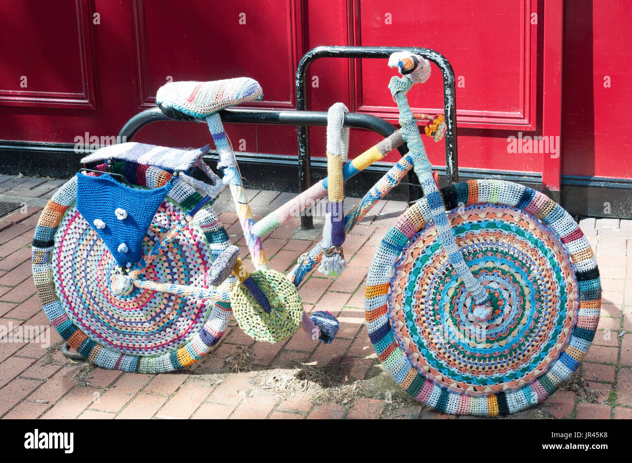 Aus Wolle gefertigt Fahrrad außerhalb Brasiliens Cafe, Marktplatz, Chesham, Buckinghamshire, England, Vereinigtes Königreich Stockfoto
