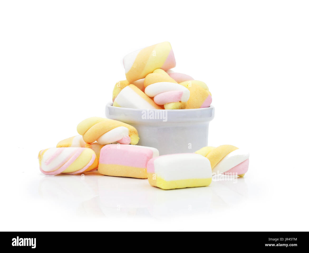 Pastell Marshmallows isoliert auf weiss Stockfoto