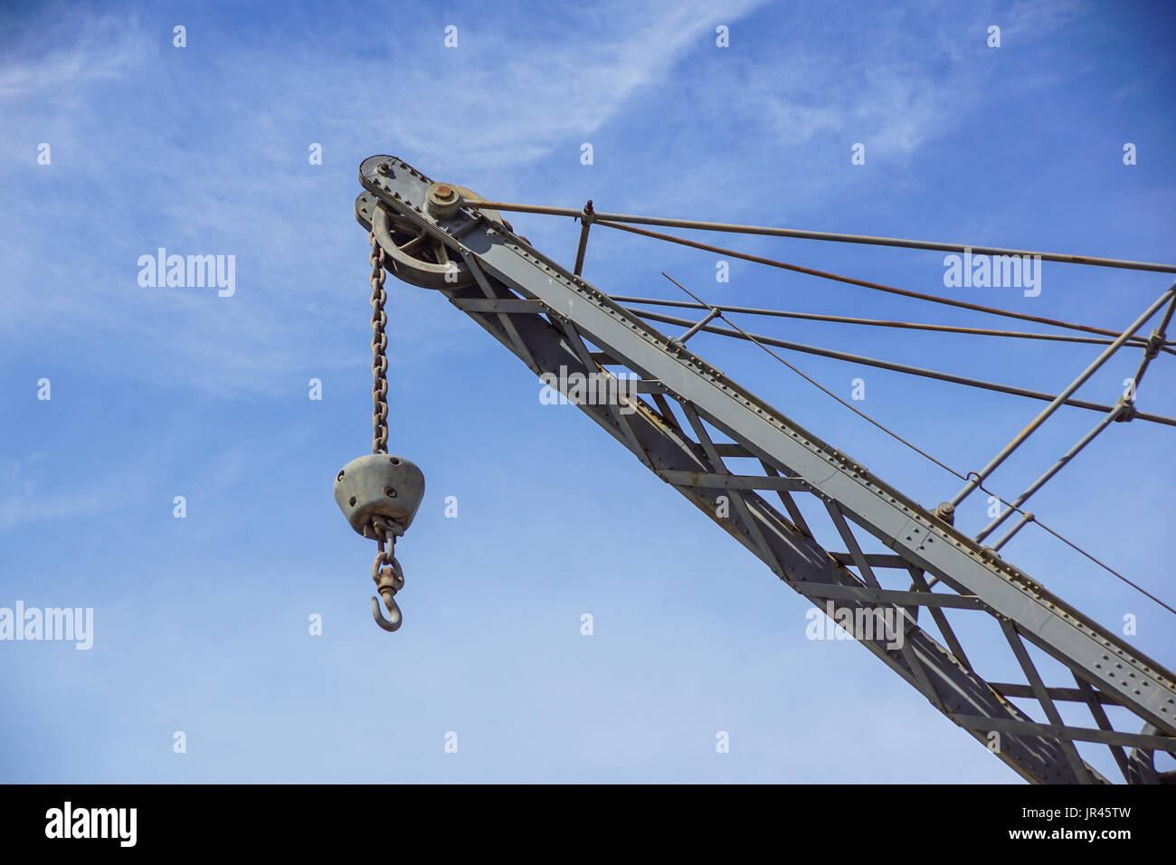 Ein Kran auf das Schwimmdock im Hafen. Viel Fracht Schiffe braucht Öl und Ausrüstung für die lange Reise auf dem Seeweg. Stockfoto