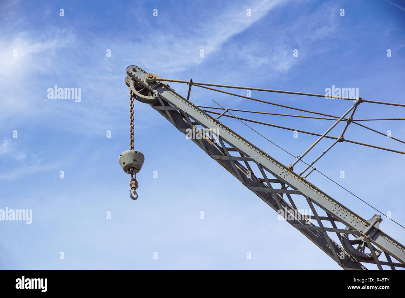 Ein Kran auf das Schwimmdock im Hafen. Viel Fracht Schiffe braucht Öl und Ausrüstung für die lange Reise auf dem Seeweg. Stockfoto