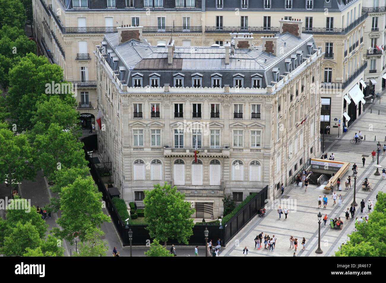 Haussmann Gebäude der Botschaft von Katar, im Zentrum von Paris, Ile-de-France, Frankreich, in der Nähe der Champs Elysées. Stockfoto