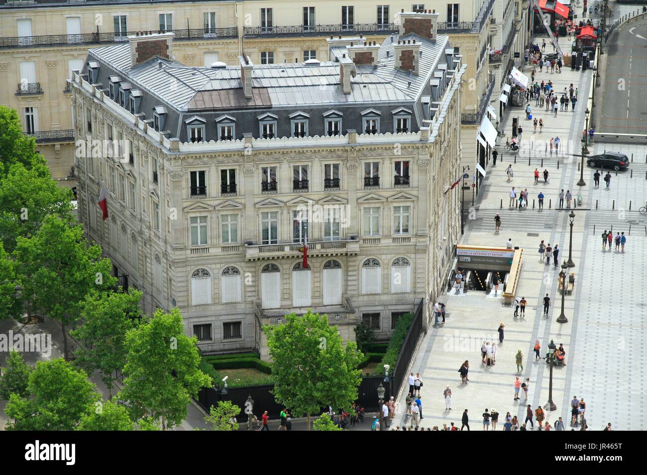 Haussmann Gebäude der Botschaft von Katar, im Zentrum von Paris, Ile-de-France, Frankreich, in der Nähe der Champs Elysées. Stockfoto