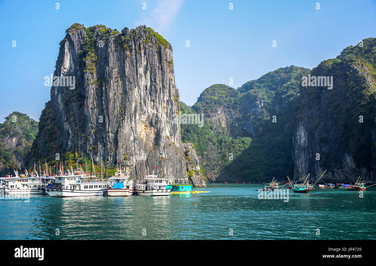 Touristische boote für die Touristen auf die Landschaft der Ha Long Bay, ein sehr beliebtes Reiseziel in der Provinz Quang Ninh zu sehen, Northeast Vietnam Stockfoto