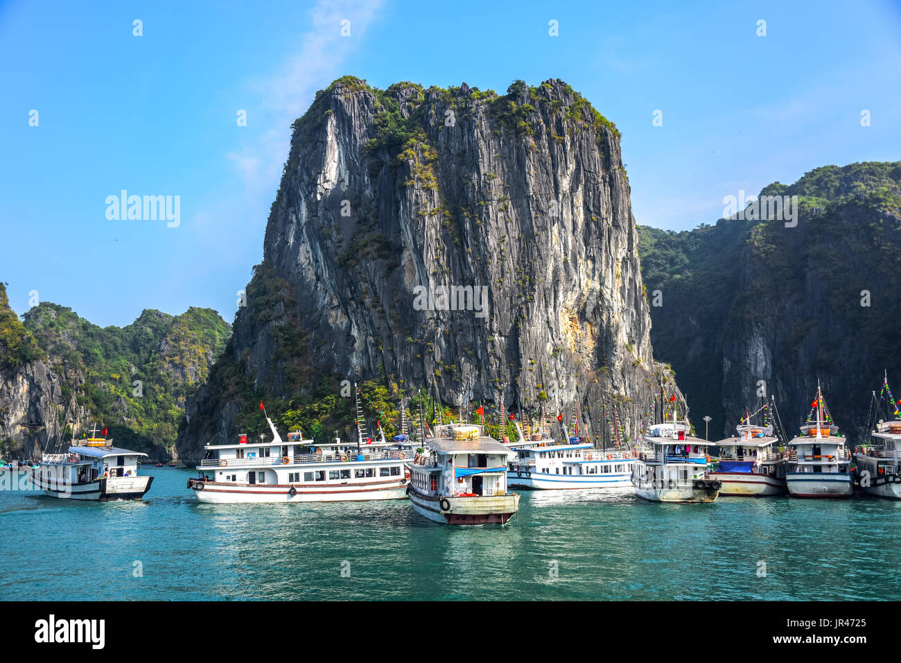 Touristische boote für die Touristen auf die Landschaft der Ha Long Bay, ein sehr beliebtes Reiseziel in der Provinz Quang Ninh zu sehen, Northeast Vietnam Stockfoto