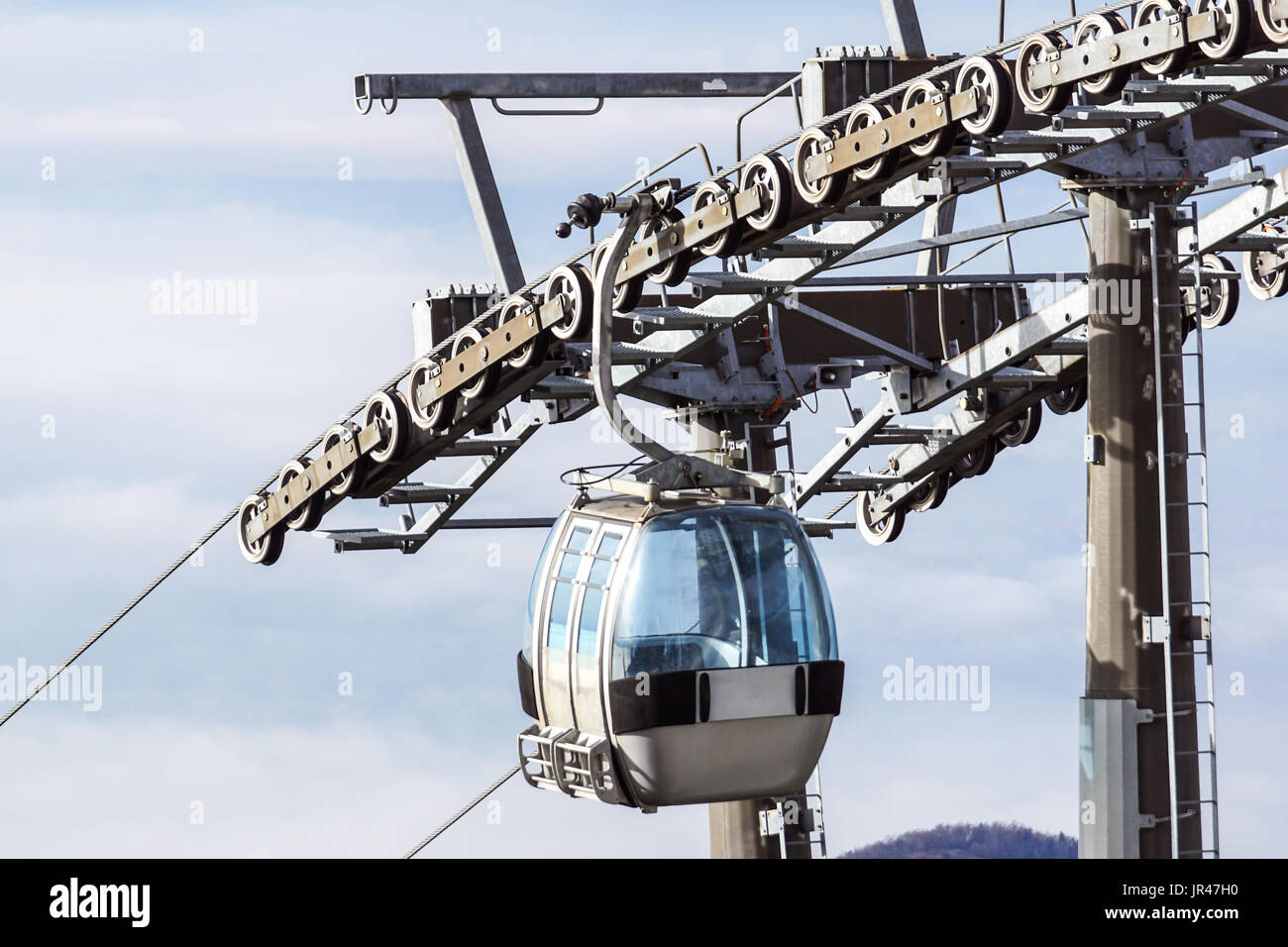Skilift Kabel Stand oder Auto, Bahn und Seilbahn transportieren Sistem für Skifahrer mit Nebel im Tal-Hintergrund. Stockfoto