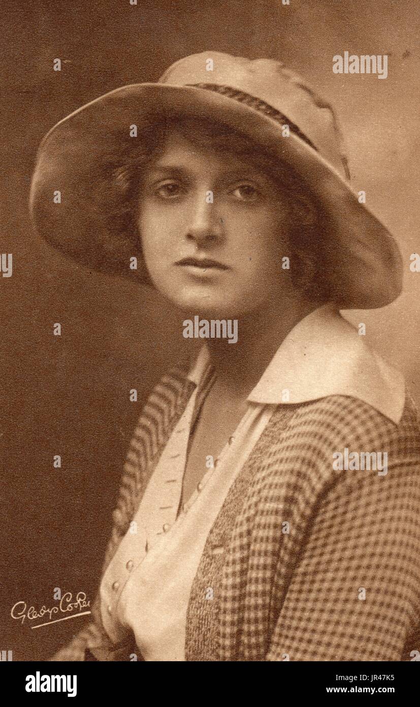 Miss Gladys Cooper, Edwardian Schauspielerin.  Dame Gladys Constance Cooper DBE (18. Dezember 1888, 17. November 1971) eine englische Schauspielerin mit einer Karriere über sieben Jahrzehnte auf der Bühne, Film und TV.  Sie begann auf der Bühne als Teenager im Edwardian Musical Comedy und Pantomime, sie war Darsteller in dramatischen Rollen und Stummfilme vor Beginn des ersten Weltkrieges. Sie wurde auch ein Manager von Playhouse Theatre von 1917 bis 1933, wo sie viele Rollen gespielt.  In den 1930er Jahren war sie im West End und am Broadway spielte. Stockfoto