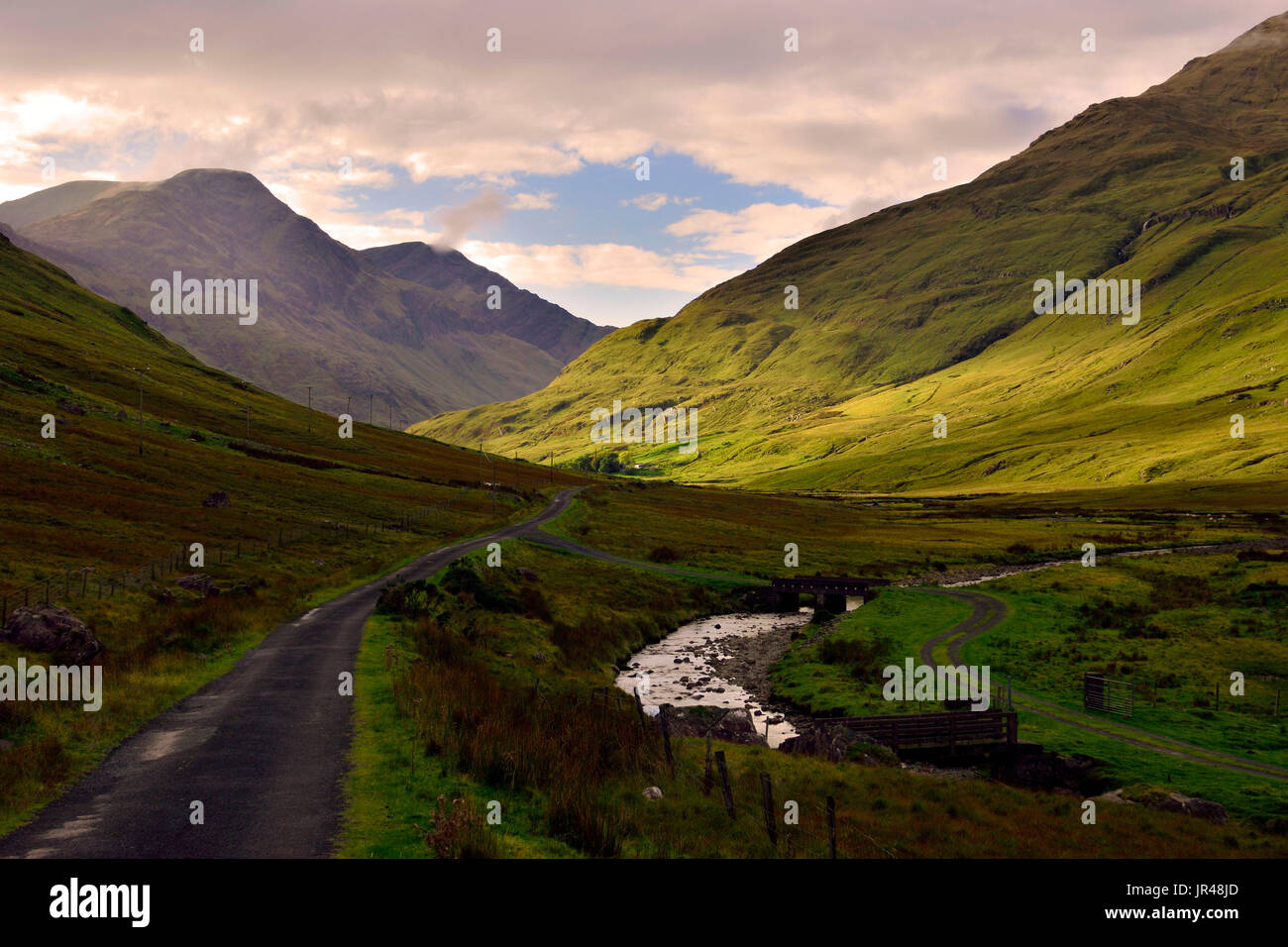 Ein Abend der Sheeffry Hills, Connemara, wie die Einstellung, die Sonne wirft lange Schatten auf die Landschaft Stockfoto