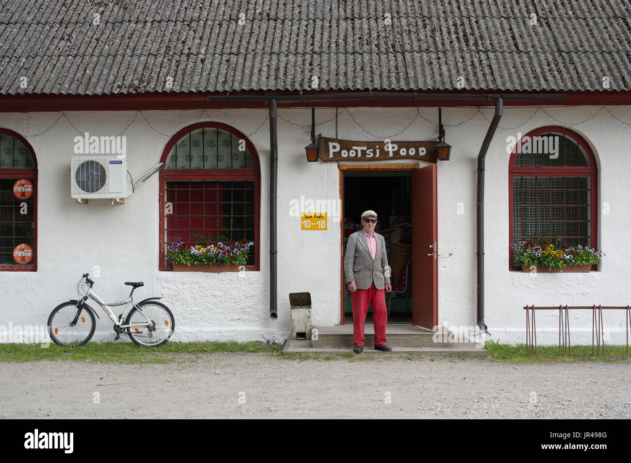 Ein Mann steht vor dem Laden Pootsi. Pärnu Grafschaft, Estland, 2017 Stockfoto