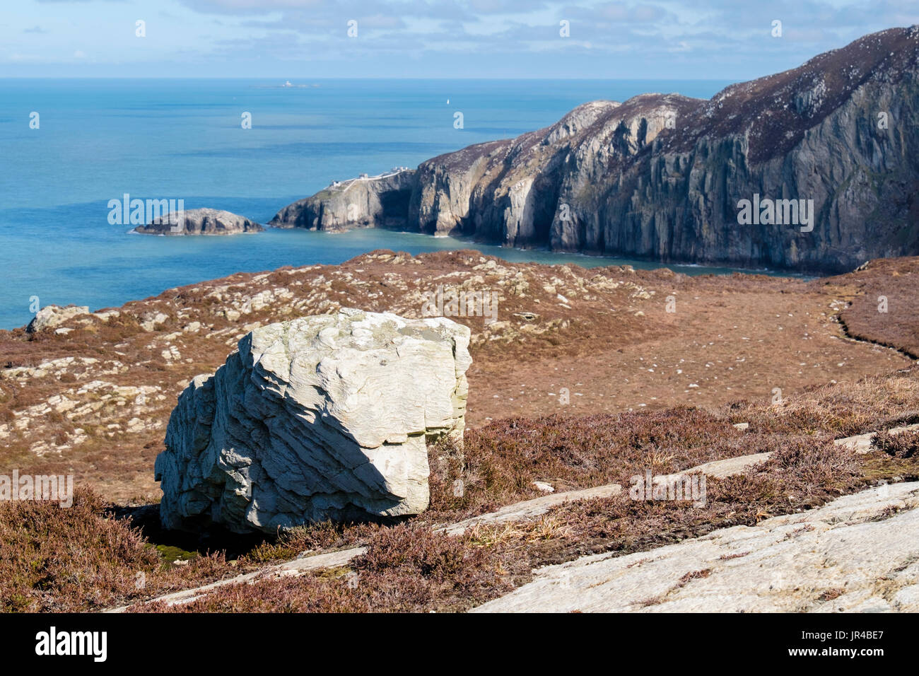 Blick über Gogarth Bucht nach Norden Stack Klippen im Europäischen Geopark. Holyhead, Holy Island, Isle of Anglesey (Ynys Mon), Wales, UK, Großbritannien, Europa. MOS Stockfoto