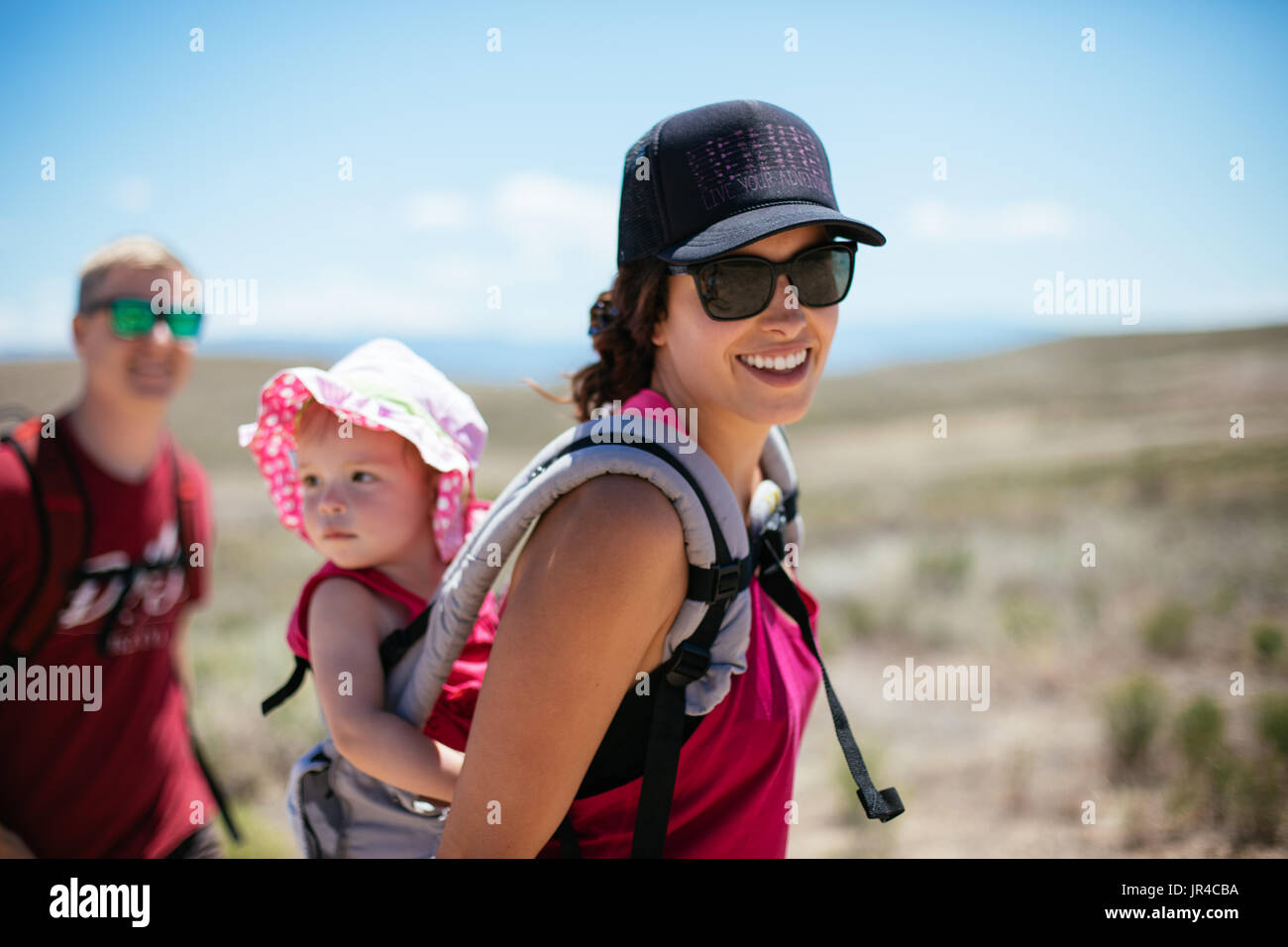 Mutter, Vater und Kind auf eine lustige Wüste wandern Stockfoto