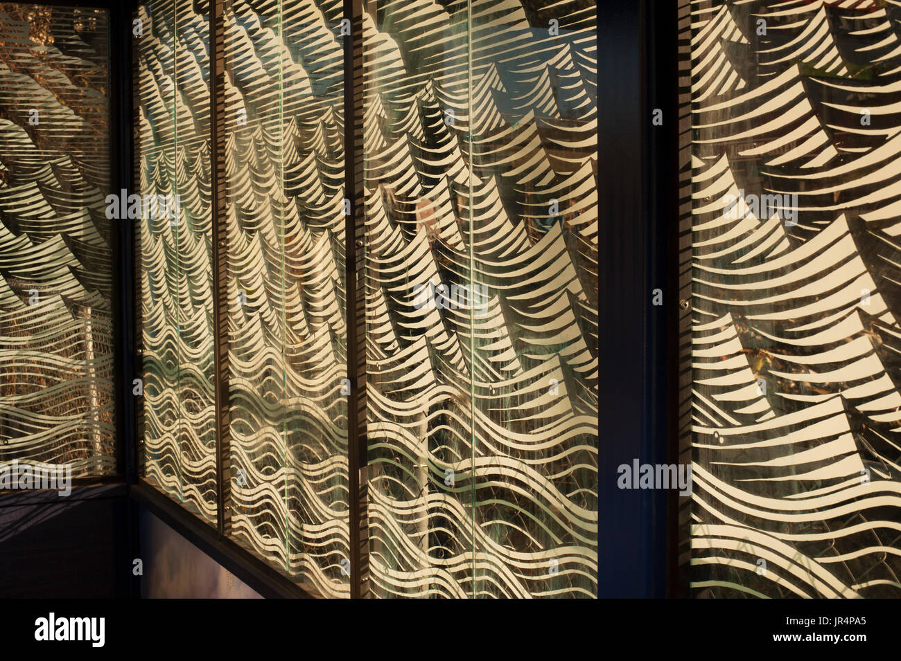 Bushaltestelle-Interieur mit Wellenmuster auf Glas bildende Kunst Stockfoto