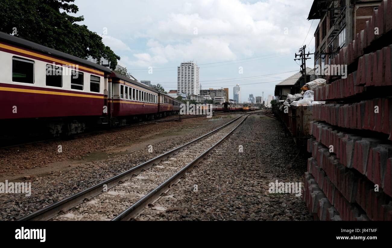 PKW-s-Bahnen in Gleise-Höfen am Hua Lamphong oder Bangkok Zug Bahnhof Bangkok Thailand Stockfoto