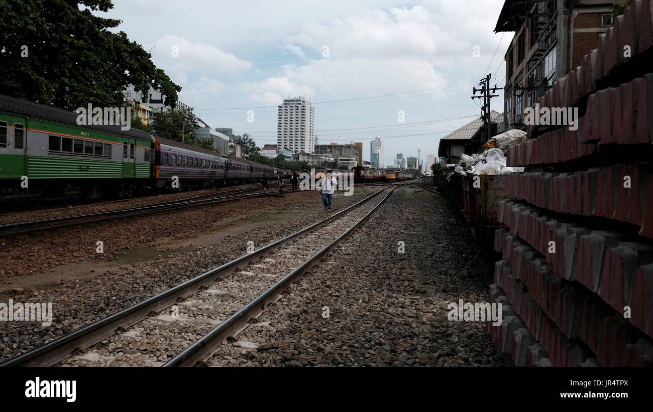 Mann zu Fuß auf Spuren im Gleise-Höfen am Hua Lamphong oder Bangkok Zug Bahnhof Bangkok Thailand Stockfoto