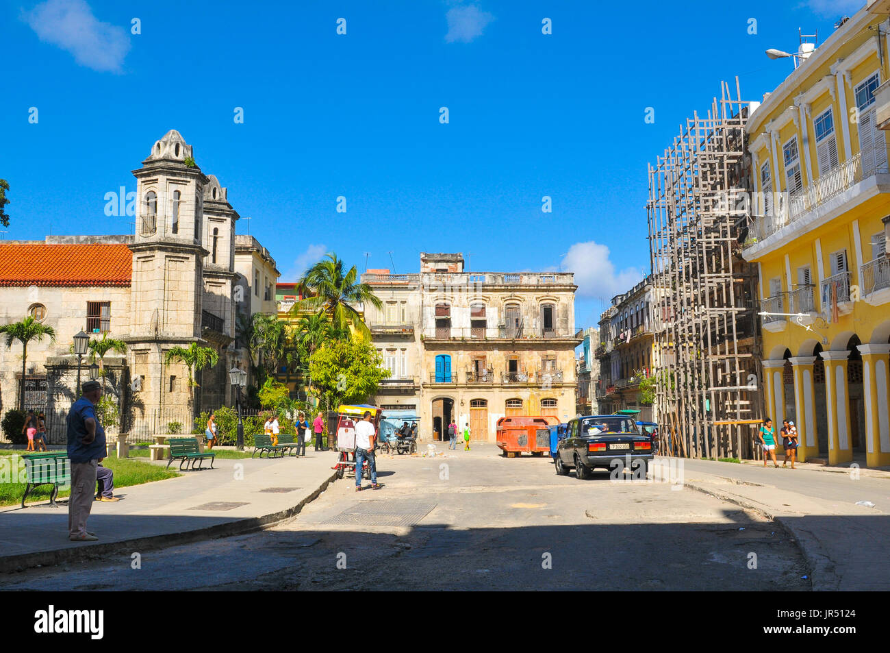 Havanna, Kuba - 19. Dezember 2016: Touristen besuchen Altbauten in Habana Vieja (Altstadt) Platz in Havanna, Kuba Stockfoto