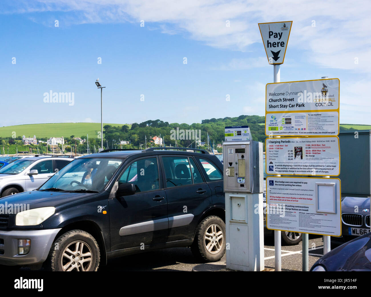 Kurzen Aufenthalt Parkplatz voller Autos im Sommer mit Pay hier Maschine und Gebühren, England, UK Stockfoto