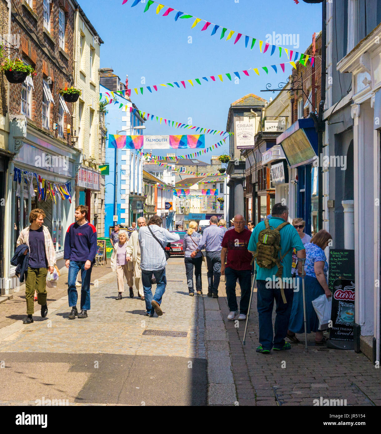 Falmouth, Cornwall, UK, Menschen einkaufen in das Stadtzentrum von Falmouth hohe Straße im Sommer Stockfoto