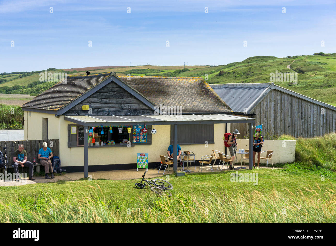 Cafe am Gunwalloe Strand, Lizard Halbinsel, Cornwall, UK im Sommer mit South West Coast Path Wanderer ruht Stockfoto