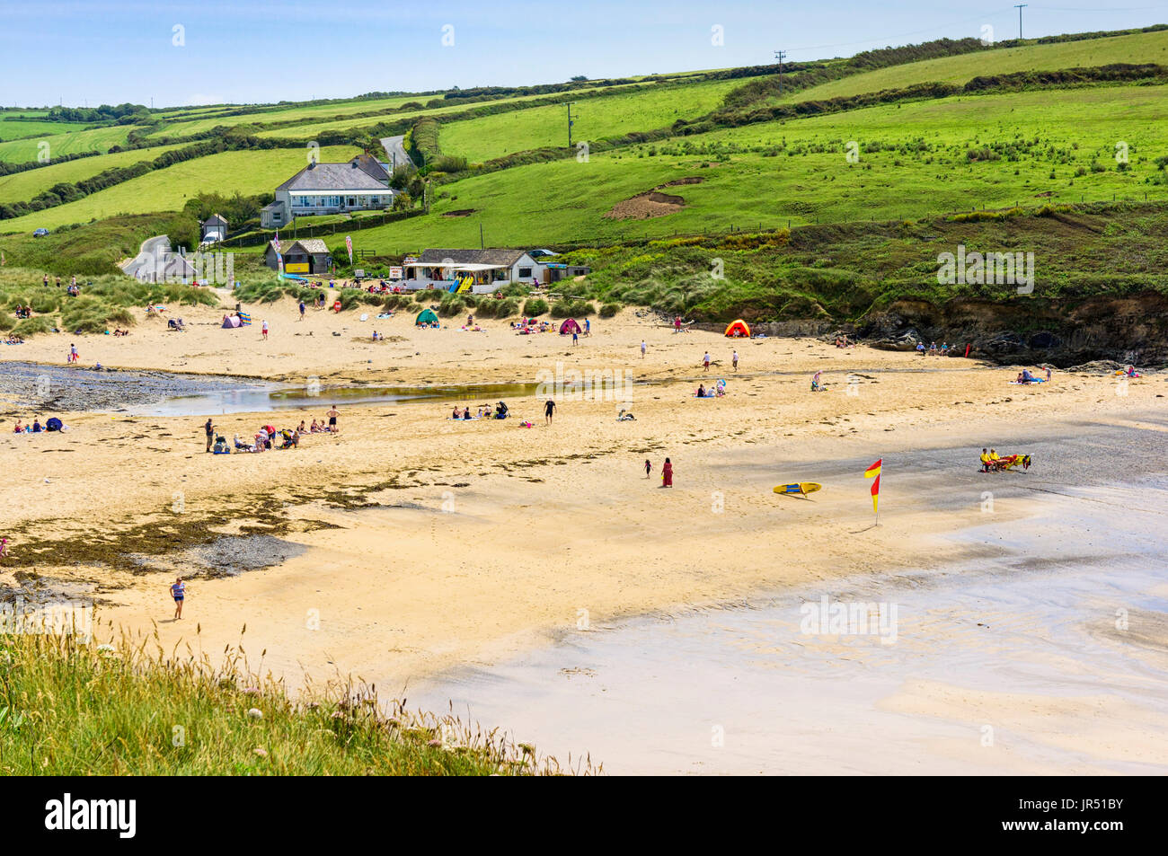 UK beach Szene, Poldhu Cove Cornwall Strand UK auf der Lizard Halbinsel, Cornwall im Sommer mit Menschen Stockfoto