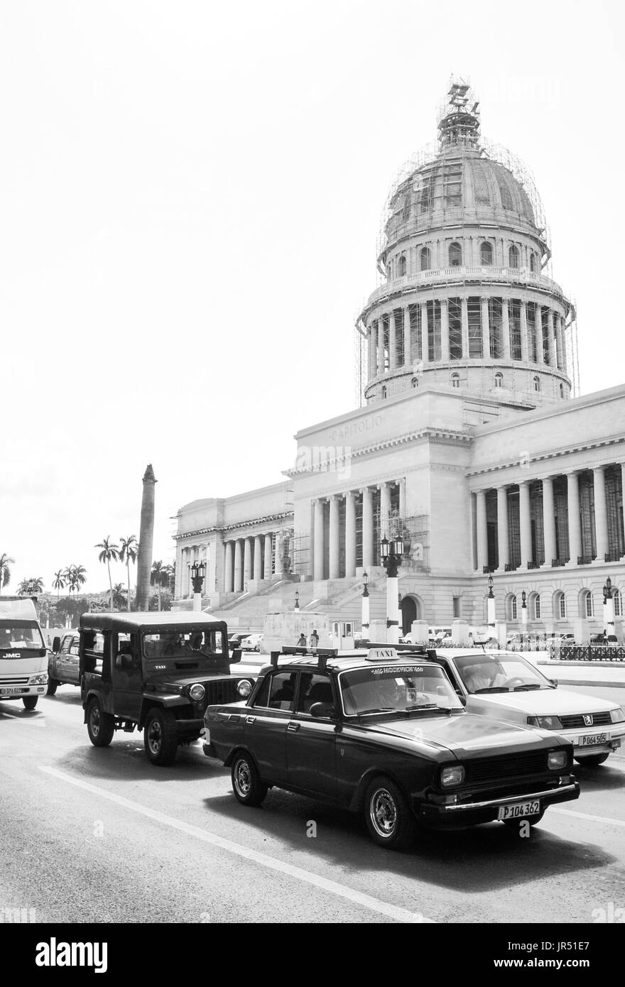 Havanna, Kuba - 19. Dezember 2016: Retro-Autos passieren das Kapitol (El Capitolio) im Herzen von Habana Vieja (Altstadt) in Kuba Stockfoto