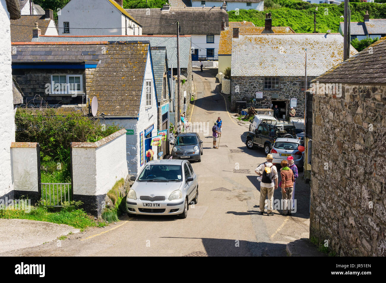 Touristen in der Dorfstraße in Cadgwith, Halbinsel Lizard, Cornwall, UK im Sommer Stockfoto
