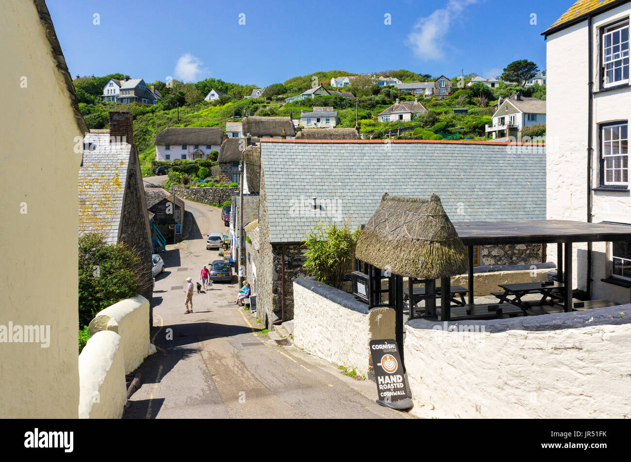 Cadgwith Village UK, Cornwall, England - kleine Straße und Pub Biergarten Stockfoto