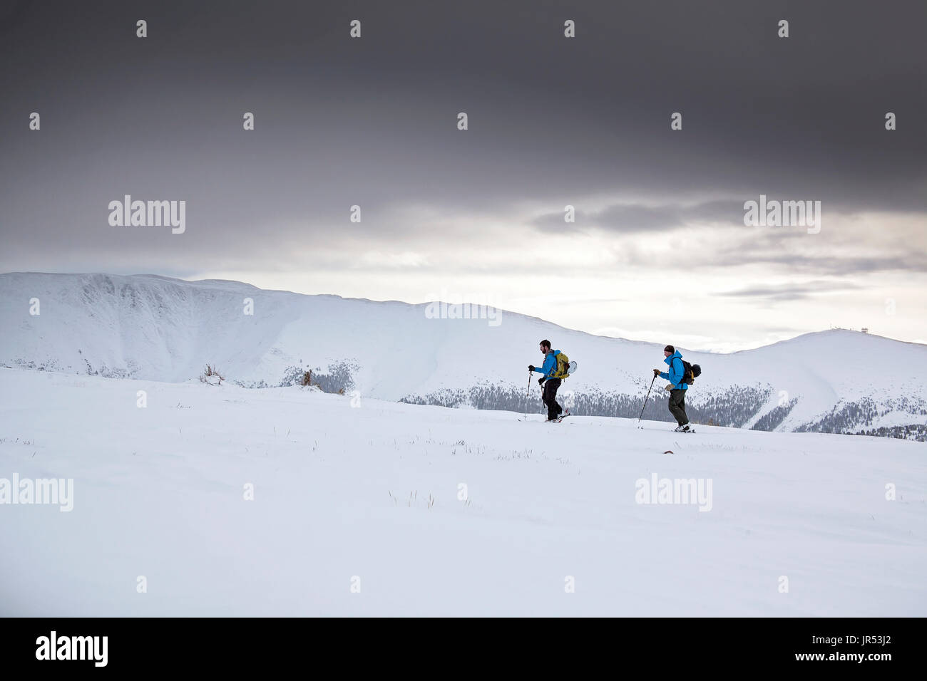 Zwei Backcountry Skifahrer durchqueren in großer Höhe Stockfoto