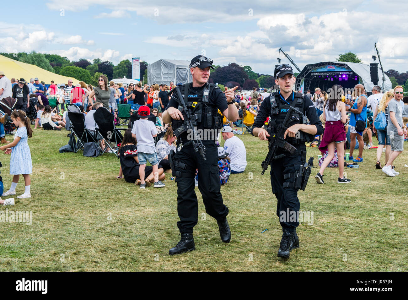 Bewaffnete Polizei Patrouille Coventry Godiva Music Festival, Coventry, Großbritannien als Reaktion auf die Flut von den jüngsten Terroranschlägen in Großbritannien, Großbritannien. Stockfoto