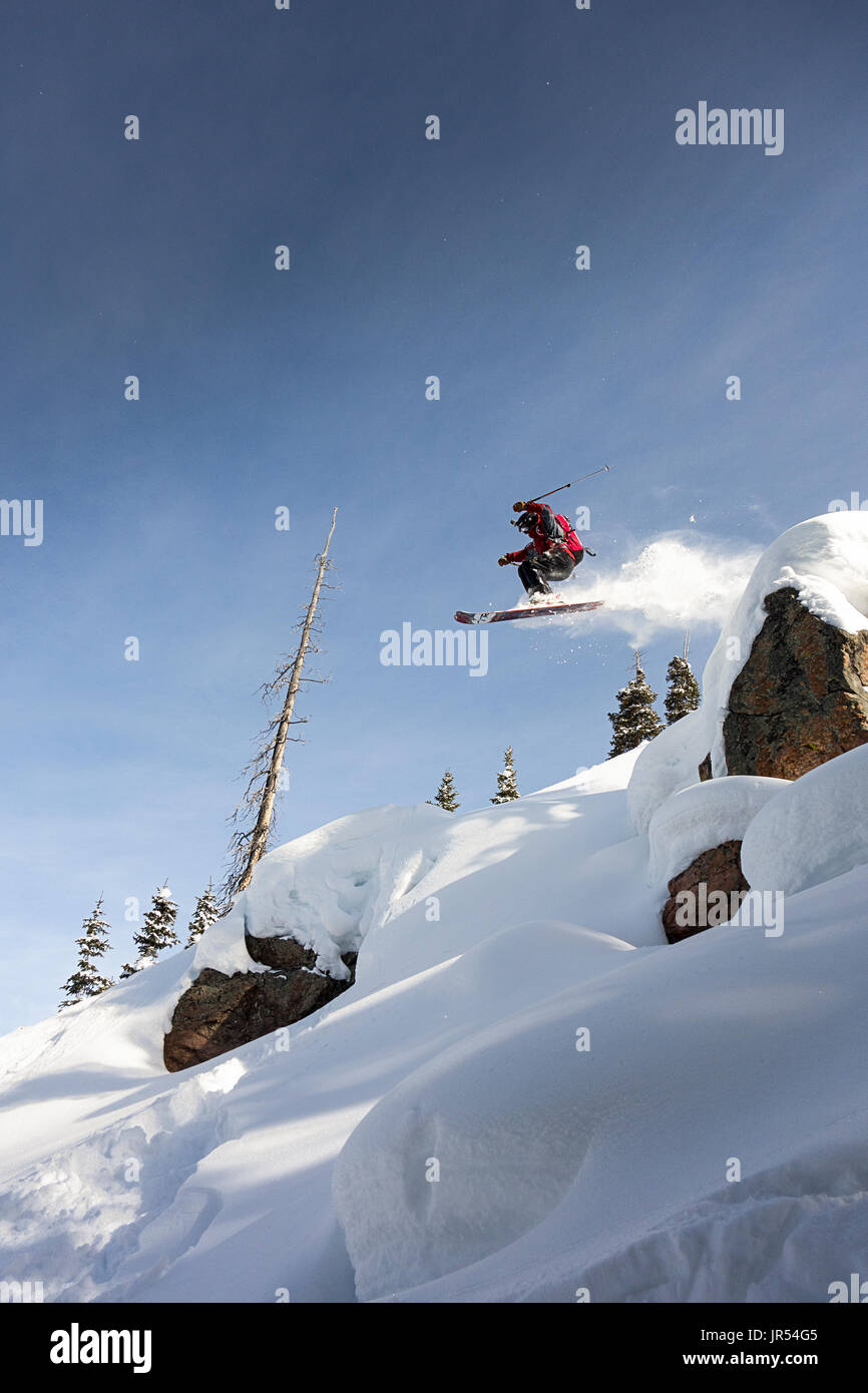 Sprung von großen Boulder in Colorado Backcountry Skifahrer Stockfoto