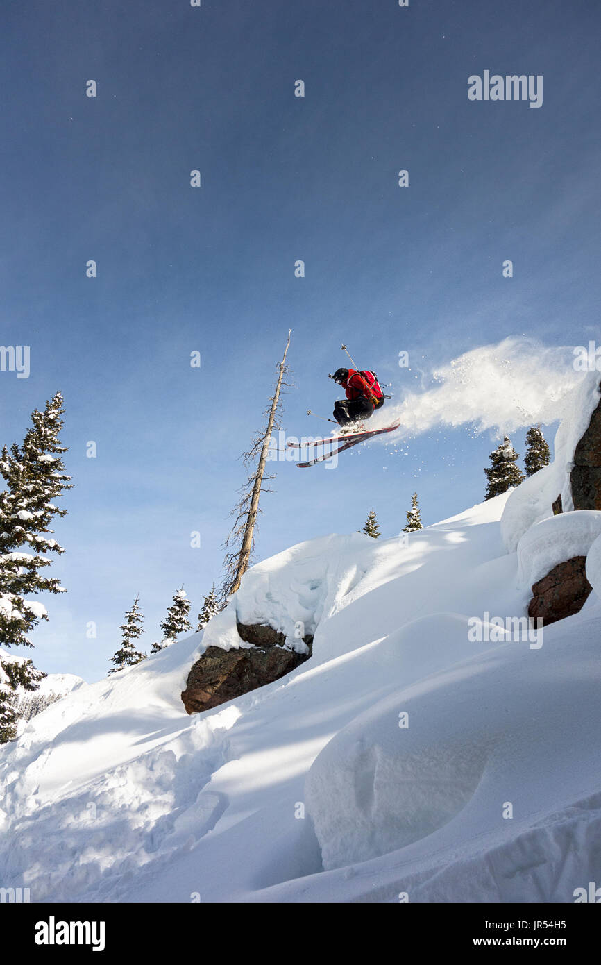 Sprung von großen Boulder in Colorado Backcountry Skifahrer Stockfoto