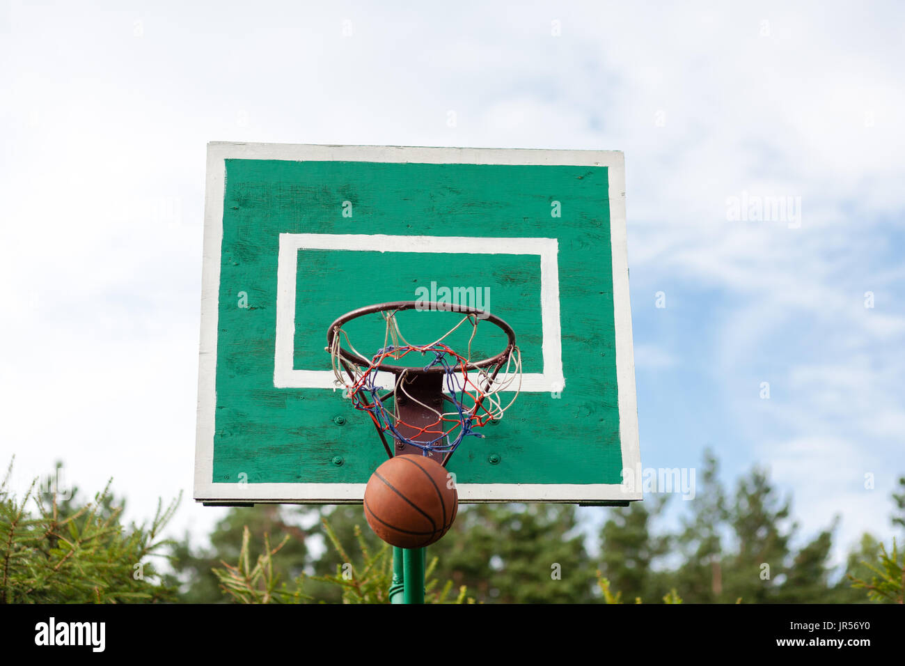 Der Basketballkorb Im Garten Ball Wird Trown In Den Reifen