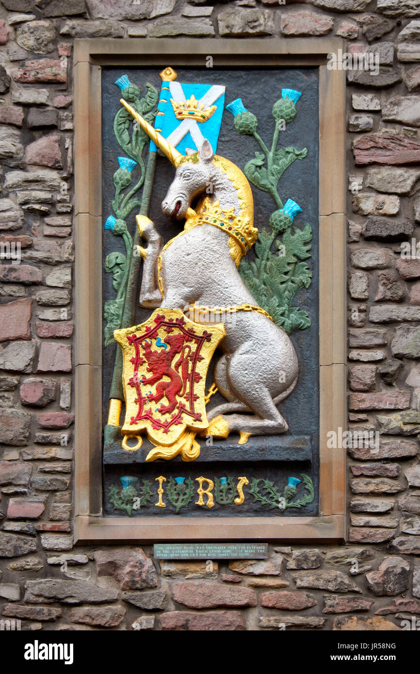 Wappen von James V., Einhorn mit dem Wappen von Edinburgh am Torhaus der Holyrood Palace, Holyroodhouse Stockfoto