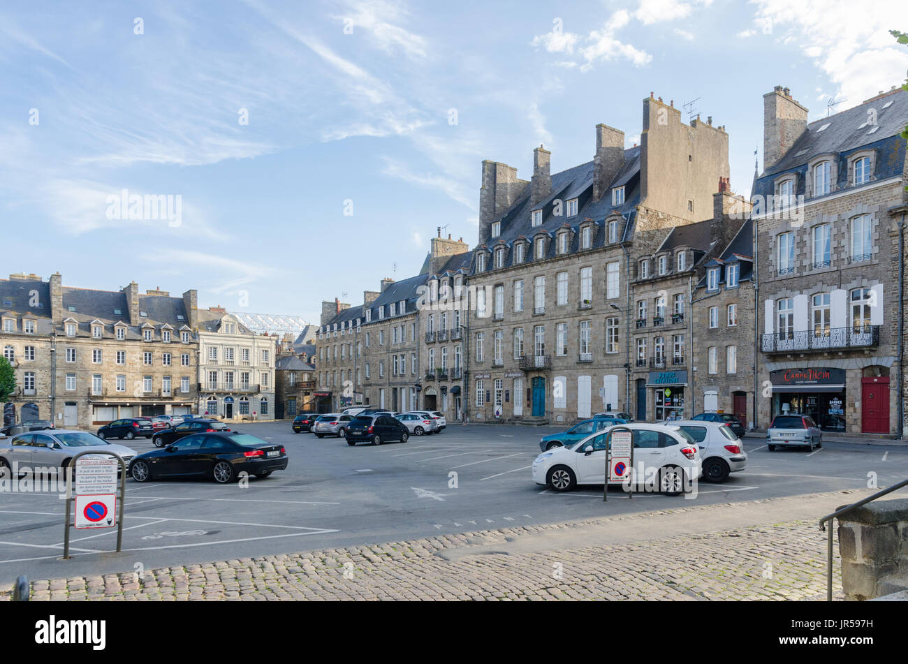 Hotel Du Guesclin in der historischen Altstadt von Dinan in der Cotes d'Armor, Bretagne, Frankreich Stockfoto