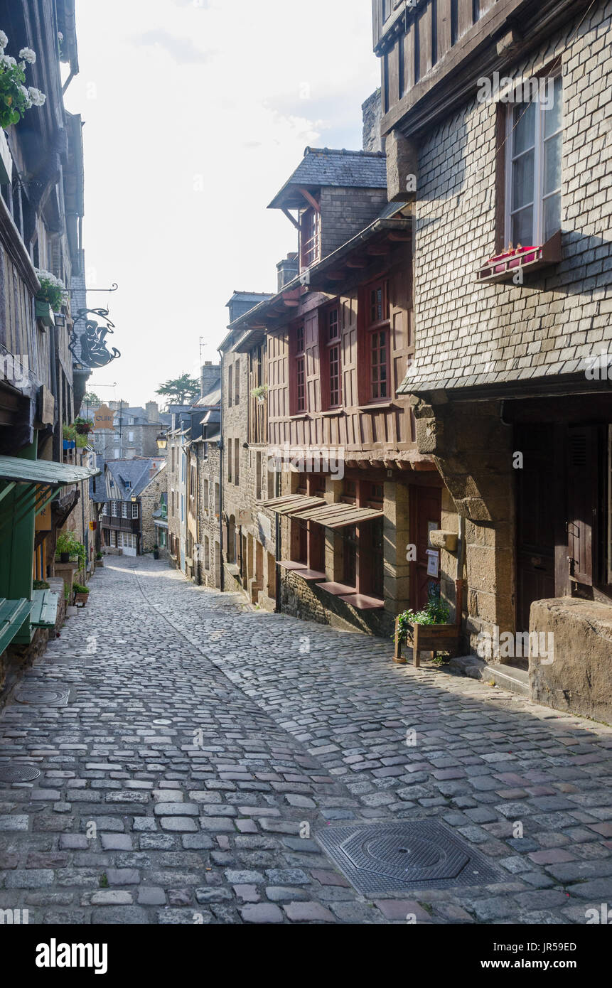 Straßen mit Kopfsteinpflaster in der Altstadt von Dinan in der Cotes d'Armor, Bretagne, Frankreich Stockfoto