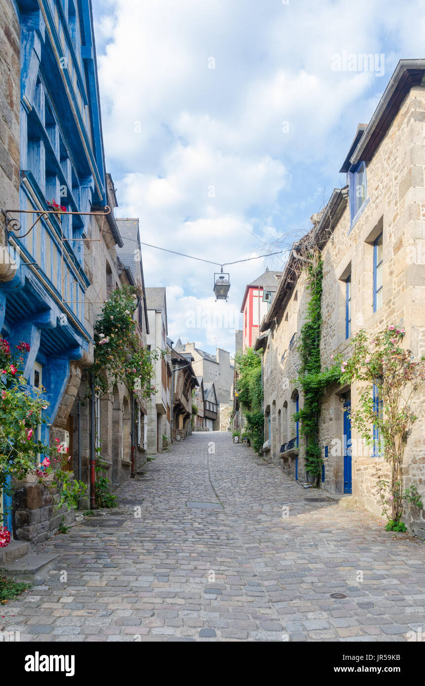 Straßen mit Kopfsteinpflaster in der Altstadt von Dinan in der Cotes d'Armor, Bretagne, Frankreich Stockfoto
