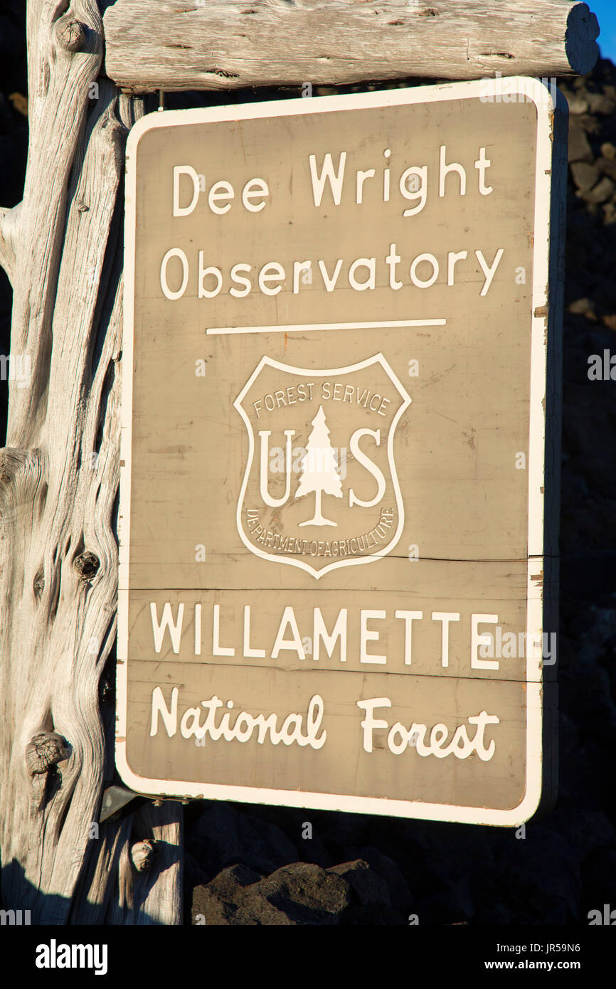 Dee Wright Observatorium Zeichen, McKenzie Pass-Santiam Pass National Scenic Byway, Willamette National Forest, Oregon Stockfoto
