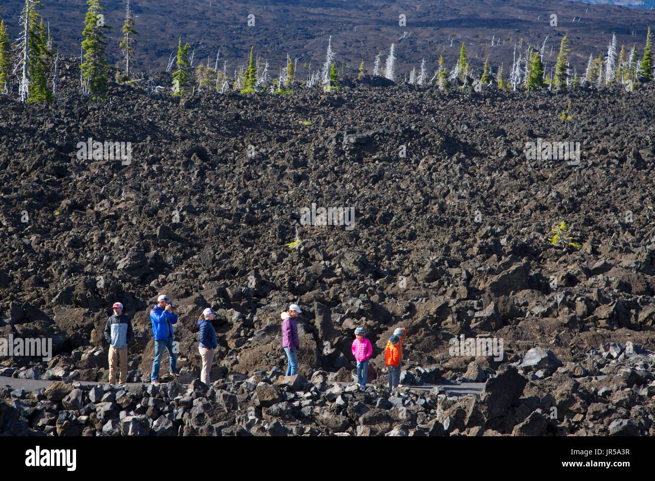 Wanderer auf Lava River National Recreation Trail, McKenzie Pass-Santiam Pass National Scenic Byway, Willamette National Forest, Oregon Stockfoto