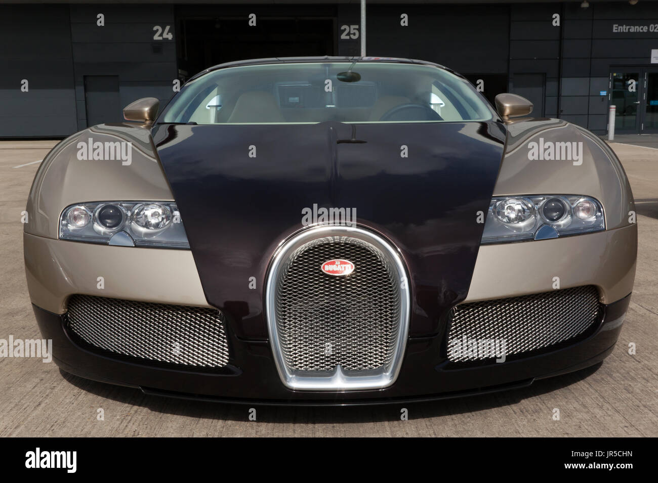 Vorderansicht eines 2007 Bugatti Veyron EB 16.4 auf statische Anzeige im internationalen Fahrerlager im Jahr 2017 Silverstone Classic Stockfoto