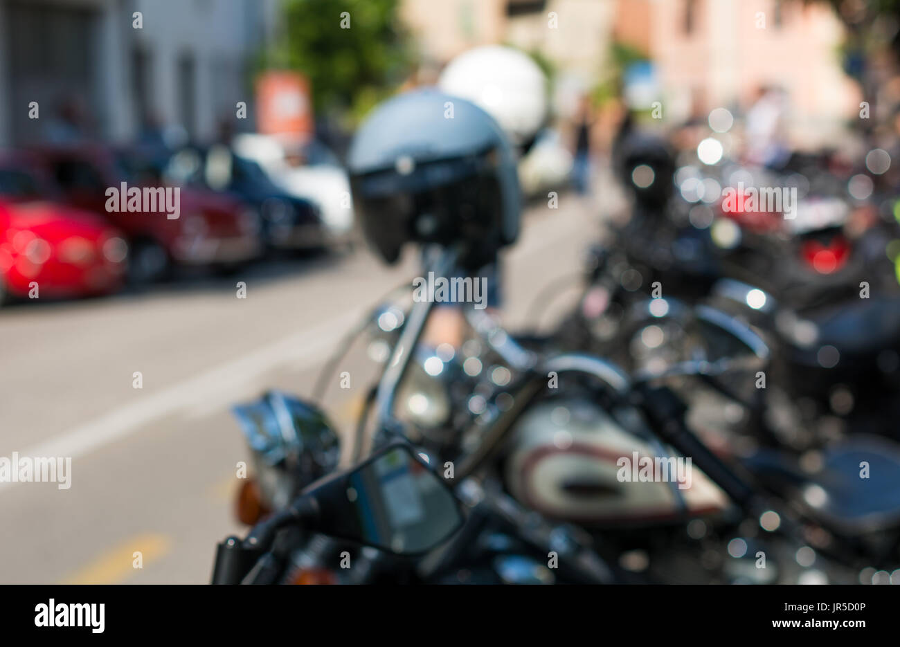 Verschwommene Motorrad parken auf der Straße. Stadt-Bokeh-Abbildung Stockfoto