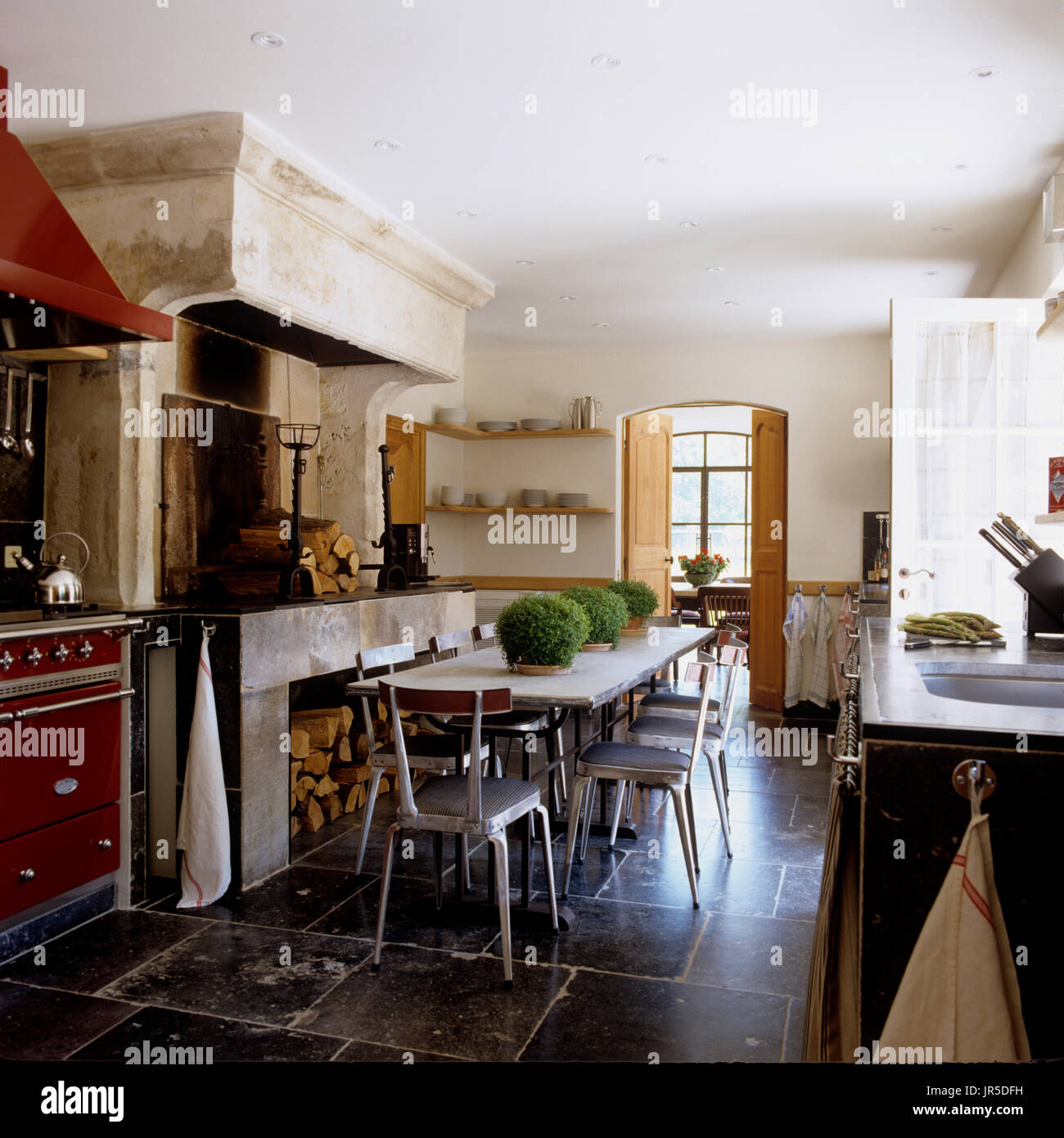 Industrielle rustikale Küche und Esszimmer Stockfoto