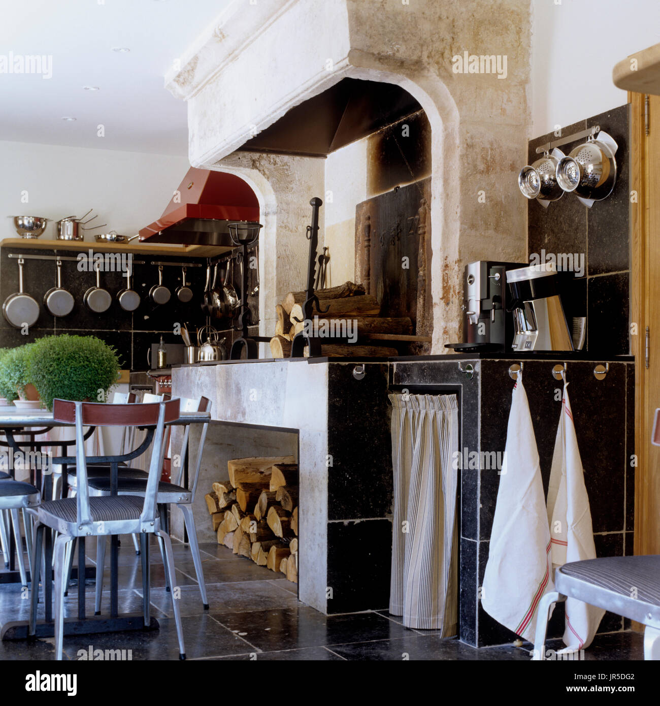 Industrielle rustikale Küche und Esszimmer Stockfoto