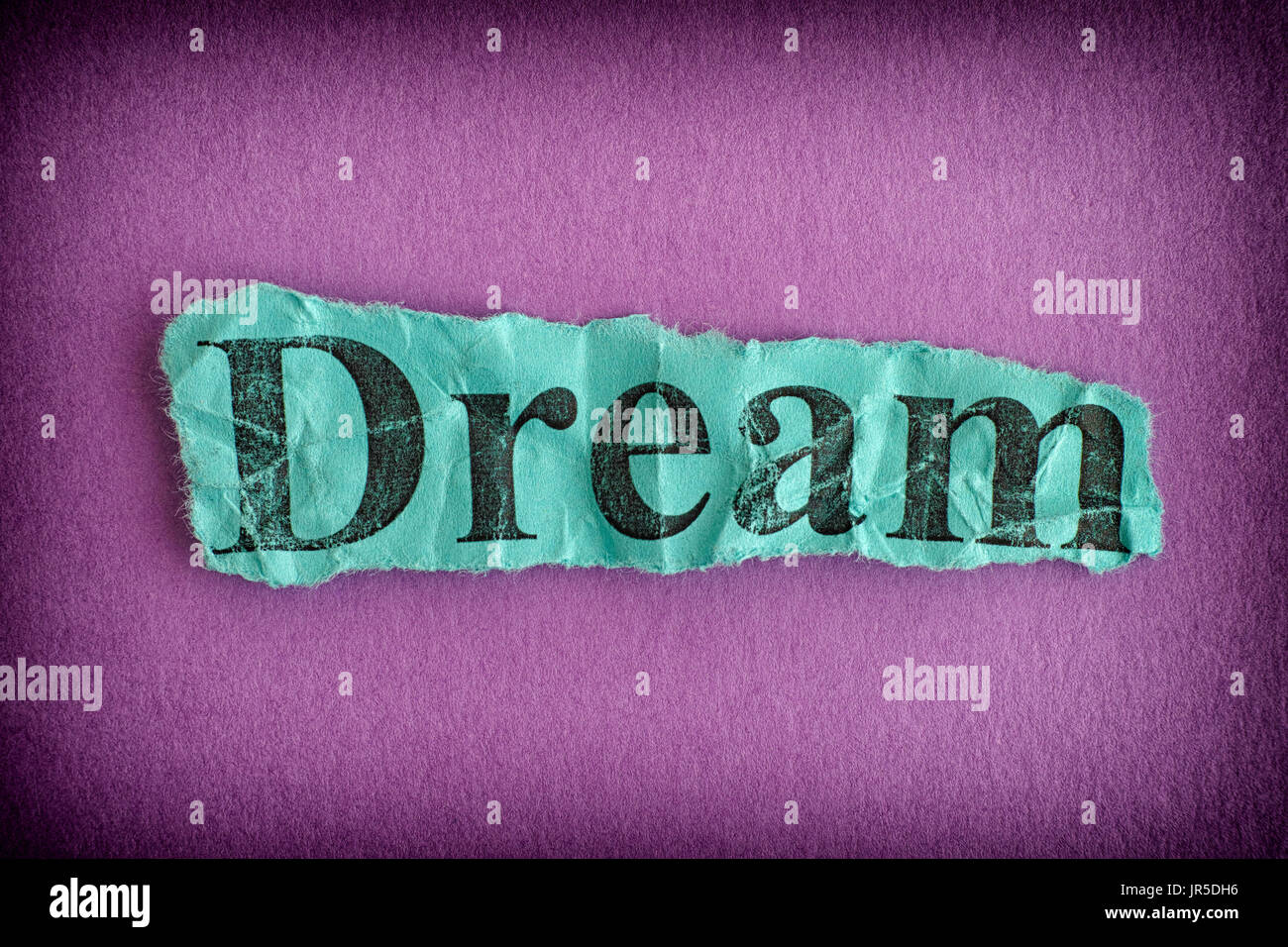 Zerknülltes Stück Papier mit dem Wort Traum gerissen. Konzept-Bild. Stockfoto