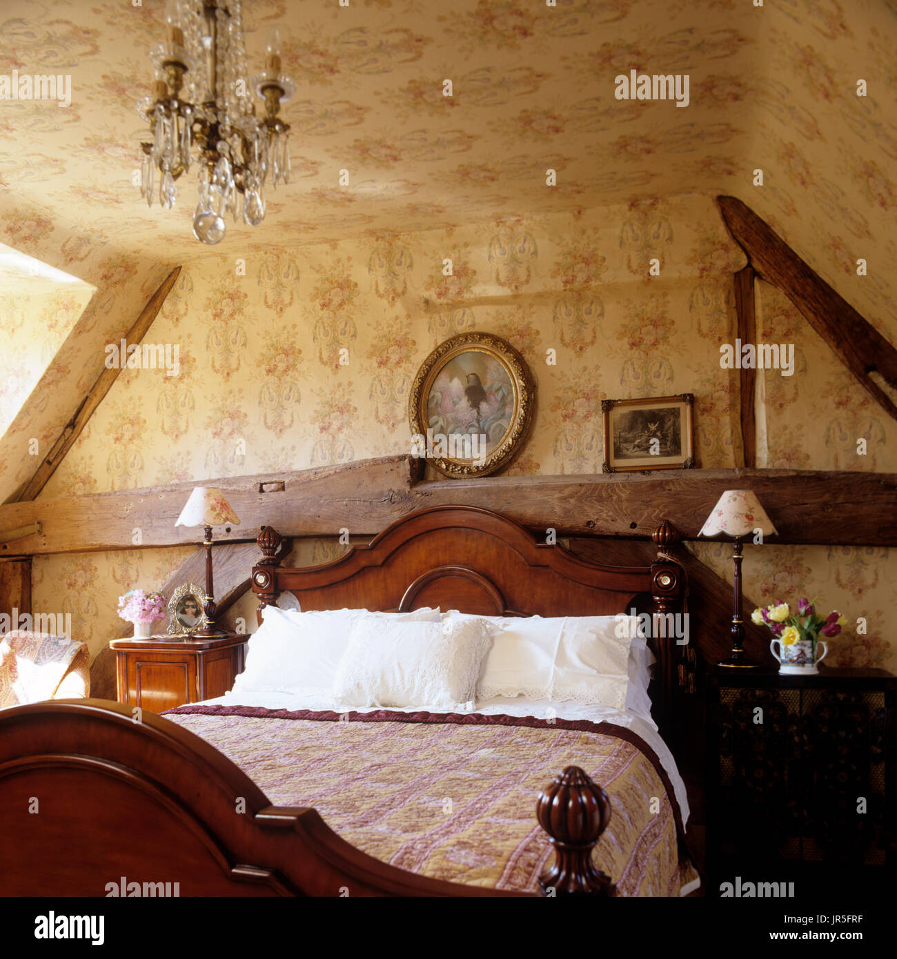 Rustikale Schlafzimmer mit Kronleuchter Stockfoto