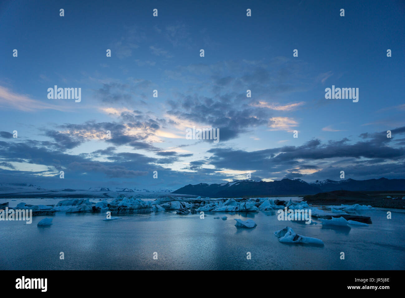 Island - Nacht über Gletscher Lagune Joekulsarlon mit viele Eisschollen schwimmen Stockfoto
