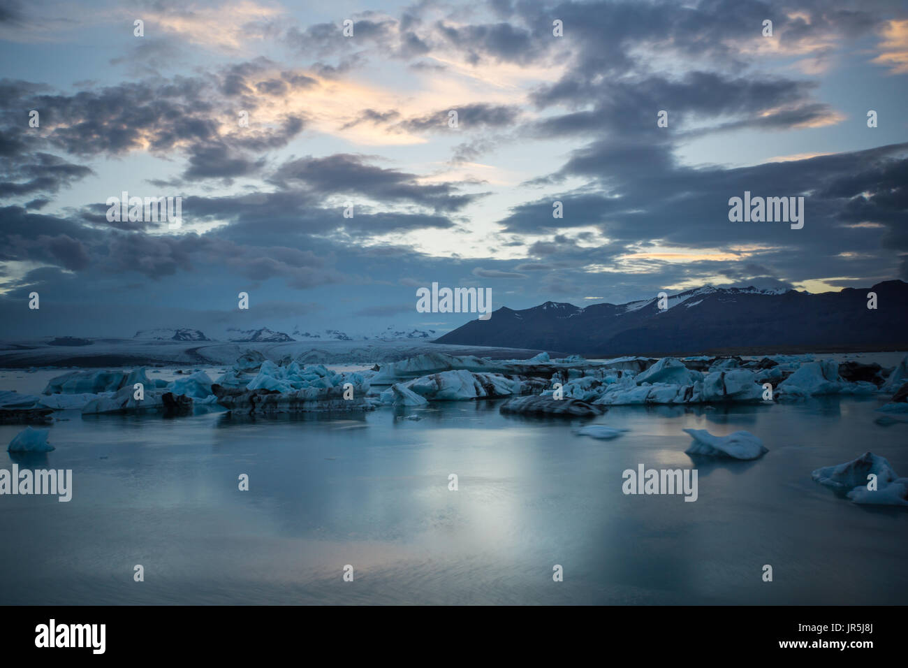 Island - Nacht über Gletscher Lagune Joekulsarlon mit beweglichen Eisschollen Stockfoto