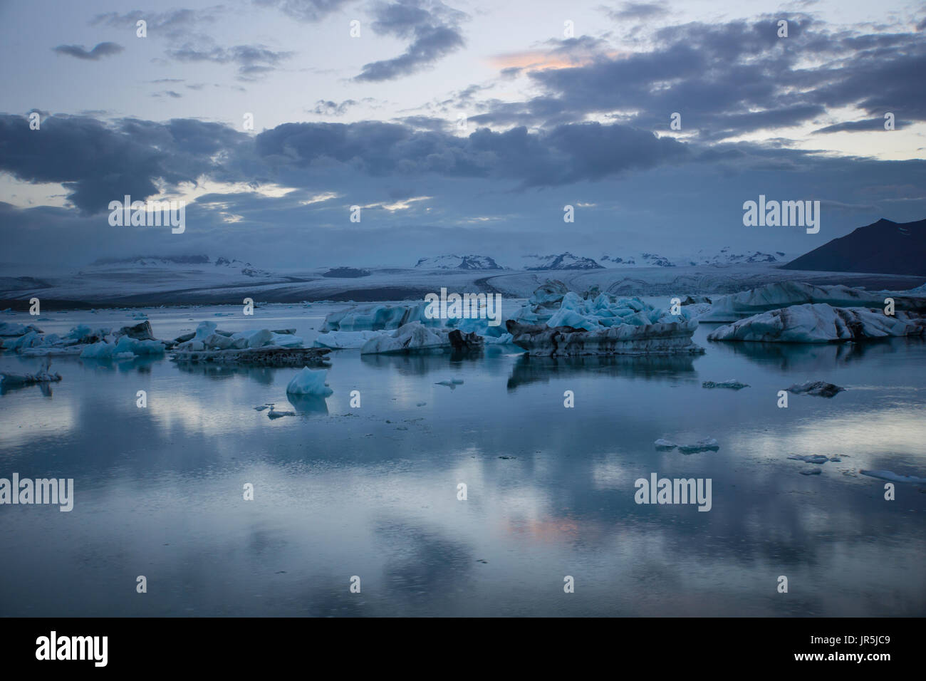 Island - leuchtende Eisschollen in Gletscherlagune um Mitternacht Stockfoto