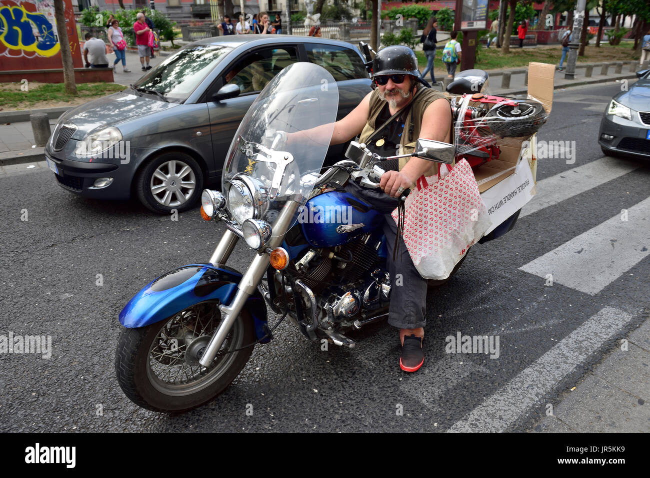 Mann auf dem Motorrad auf Neapel Stadt Straße mit großen Grundstück Stockfoto